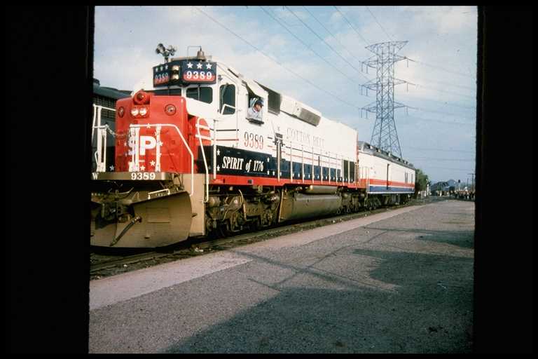 SP 9389 -- Bicentennial Paint Scheme -- Pilot Unit for Freedom Train