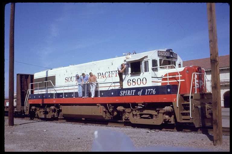 SP U-25B #6800 in Bicentennial paint scheme