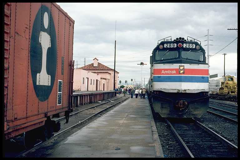 F40 #289, Hattie B unloading passengers at Mesa Depot